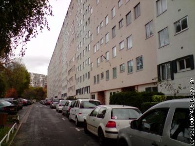 Une photo d'une partie du bâtiment